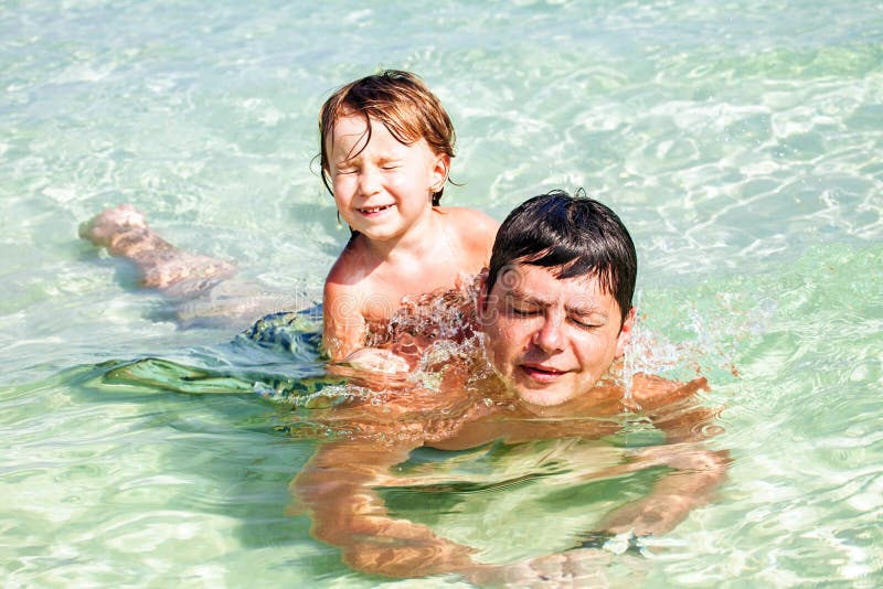 Сын купался в душе. Отец и сын купаются в море. Купание сына. Отец купается с сыном. Купаю сына.