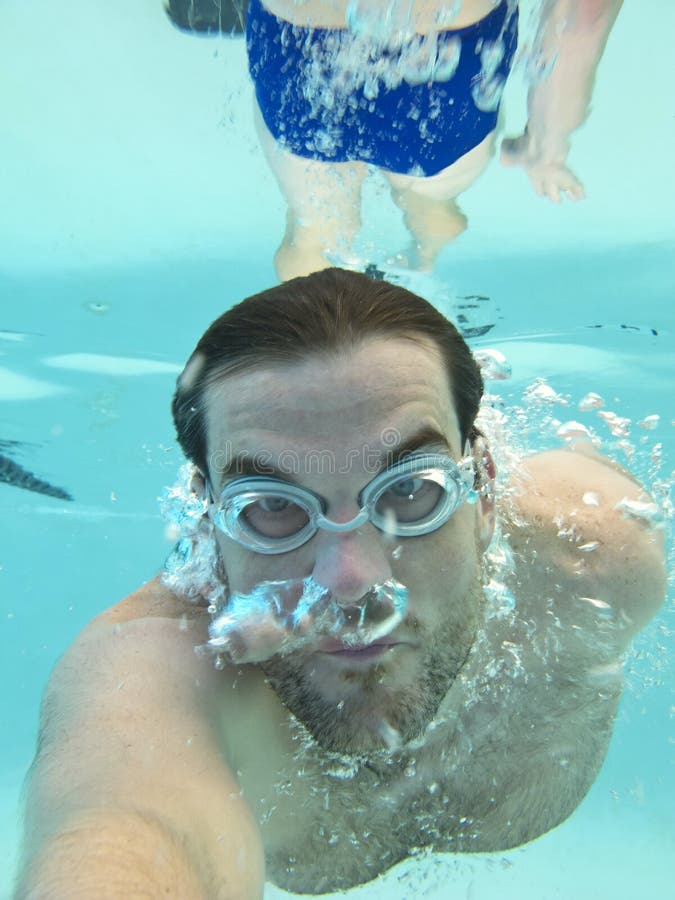 Nuoto dell'uomo subacqueo fotografia stock Nuoto dell'uomo subacqueo fotografia stock