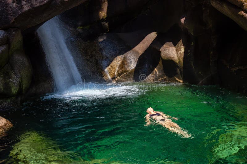 Nuoto della donna in un fiume del ghiacciaio fotografia stock libera da diritti Nuoto della donna in un fiume del ghiacciaio fotografia stock libera da diritti