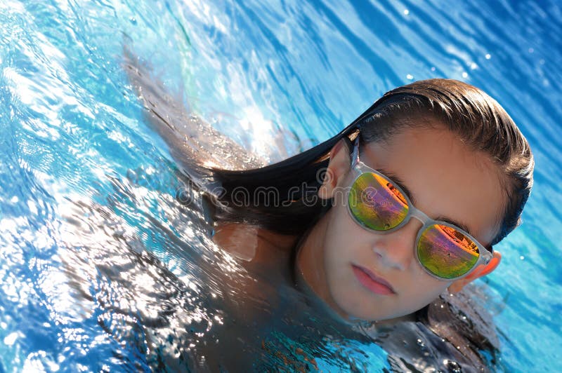 Nuoto della ragazza nello stagno fotografie stock libere da diritti Nuoto della ragazza nello stagno fotografie stock libere da diritti