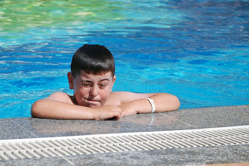 Nuoto felice del ragazzo nel raggruppamento fotografie stock libere da diritti Nuoto felice del ragazzo nel raggruppamento fotografie stock libere da diritti