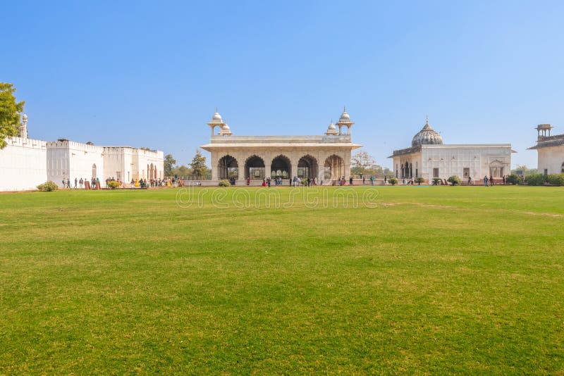 Nuova Delhi, India - febbraio 2019 La gente passa il loro tempo libero nel pomeriggio, prima del Diwan-i-Khas, la costruzione bia fotografie stock Nuova Delhi, India - febbraio 2019 La gente passa il loro tempo libero nel pomeriggio, prima del Diwan-i-Khas, la costruzione bia fotografie stock