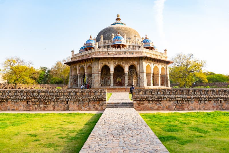 Nuova Delhi, India, il 30 marzo 2018 - un punto di vista del paesaggio di Isa Khan Garden Tomb dentro la tomba di Humayun che ? u immagine stock libera da diritti Nuova Delhi, India, il 30 marzo 2018 - un punto di vista del paesaggio di Isa Khan Garden Tomb dentro la tomba di Humayun che ? u immagine stock libera da diritti