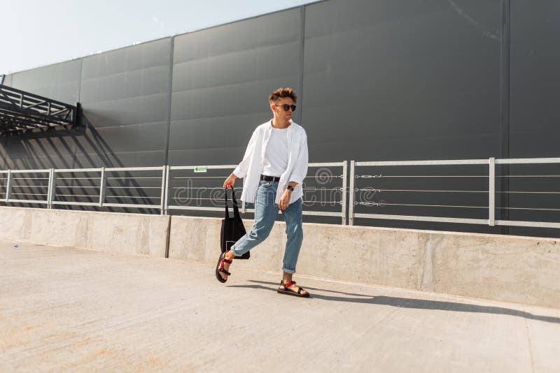 Nuova raccolta dell'abbigliamento maschile alla moda di estate Giovane uomo bello dei pantaloni a vita bassa in vestiti alla moda fotografia stock libera da diritti Nuova raccolta dell'abbigliamento maschile alla moda di estate Giovane uomo bello dei pantaloni a vita bassa in vestiti alla moda fotografia stock libera da diritti