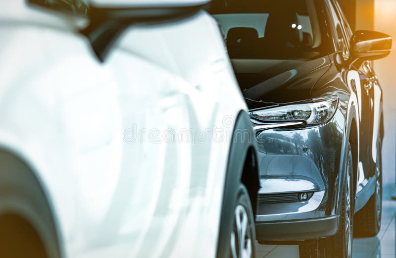 Nuova vettura compact brillante di lusso di SUV parcheggiata in sala d'esposizione moderna Ufficio del concessionario auto Dettag immagine stock libera da diritti Nuova vettura compact brillante di lusso di SUV parcheggiata in sala d'esposizione moderna Ufficio del concessionario auto Dettag immagine stock libera da diritti