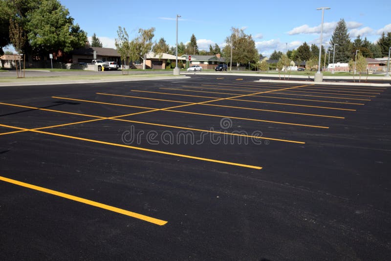 Nuove strisce gialle dipinte creano parcheggi in un nuovo parcheggio