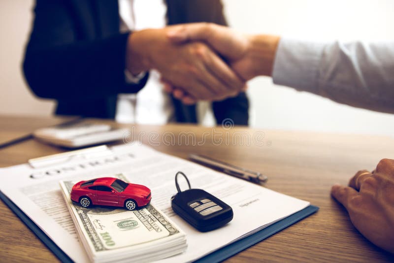 Nuovi acquirenti e venditori di auto stringono la mano per stringere accordi sulla vendita di auto