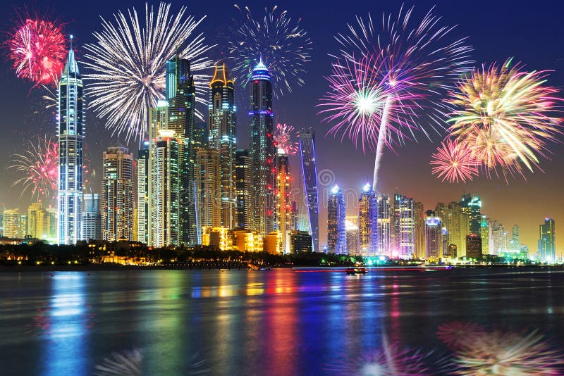 Nuovi anni di esposizione dei fuochi d'artificio nel Dubai