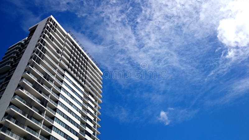 Nuovi costruzione e cielo blu di appartamento residenziali fotografia stock Nuovi costruzione e cielo blu di appartamento residenziali fotografia stock