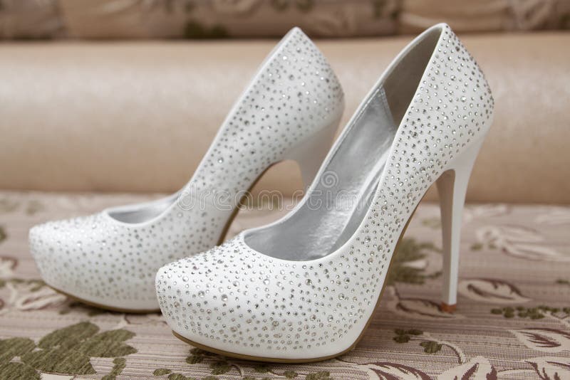 Scarpe bianche nuove della sposa immagine stock