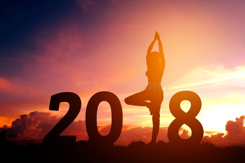 Nuovo anno di pratica di yoga della giovane donna della siluetta del 2018 immagine stock libera da diritti Nuovo anno di pratica di yoga della giovane donna della siluetta del 2018 immagine stock libera da diritti