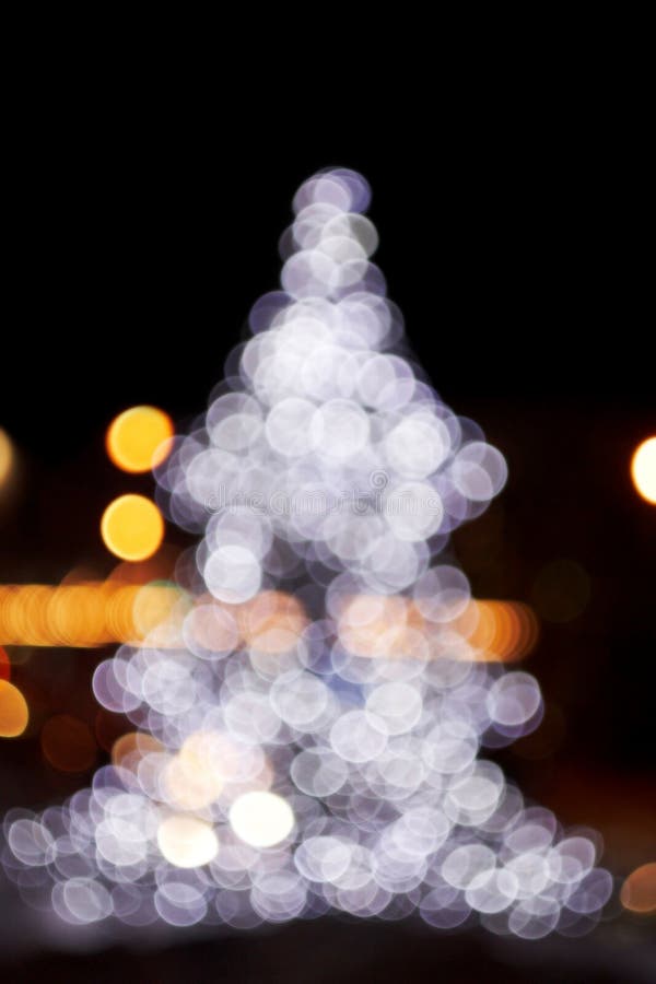 Nuovo anno L'albero di Natale Luci intense Fondo scuro immagine stock libera da diritti Nuovo anno L'albero di Natale Luci intense Fondo scuro immagine stock libera da diritti