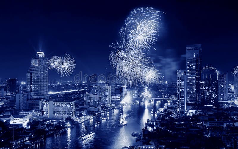 Nuovo anno 2016, Tailandia di Bangkok del ` dei fuochi d'artificio fotografie stock libere da diritti Nuovo anno 2016, Tailandia di Bangkok del ` dei fuochi d'artificio fotografie stock libere da diritti
