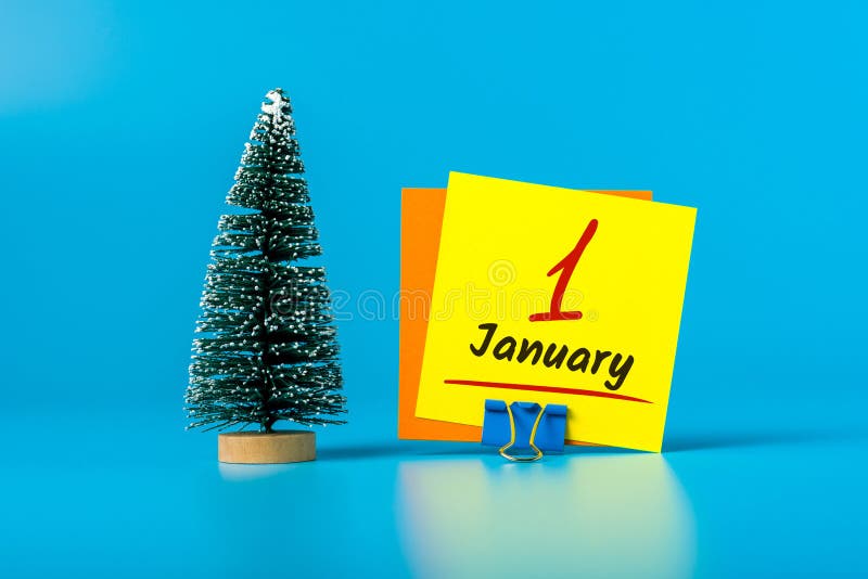 Nuovo anno 1° gennaio, primo giorno del mese di dicembre, calendario con il piccolo albero di natale su sfondo blu Ora invernale fotografia stock Nuovo anno 1° gennaio, primo giorno del mese di dicembre, calendario con il piccolo albero di natale su sfondo blu Ora invernale fotografia stock