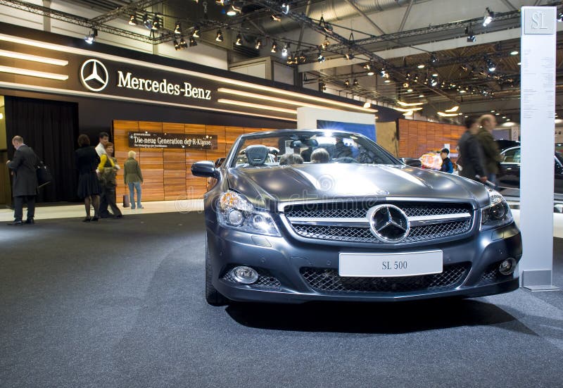 Nuovo cabriolet di Mercedes SL500 sull'esposizione fotografie stock Nuovo cabriolet di Mercedes SL500 sull'esposizione fotografie stock