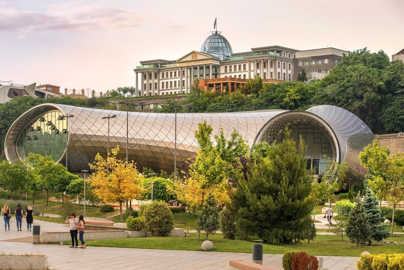 Nuovo centro culturale e palazzo presidenziale a Tbilisi, Georgia fotografie stock libere da diritti Nuovo centro culturale e palazzo presidenziale a Tbilisi, Georgia fotografie stock libere da diritti