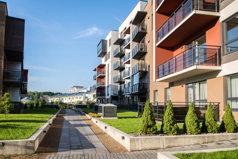 Nuovo complesso condominiale moderno a Vilnius, Lituania, complesso di costruzione europeo di aumento basso moderno con le facili