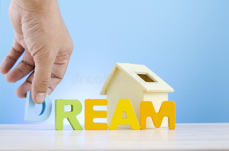 Nuovo concetto domestico, alfabeto D della tenuta della mano per completare parola SOGNO fotografie stock Nuovo concetto domestico, alfabeto D della tenuta della mano per completare parola SOGNO fotografie stock