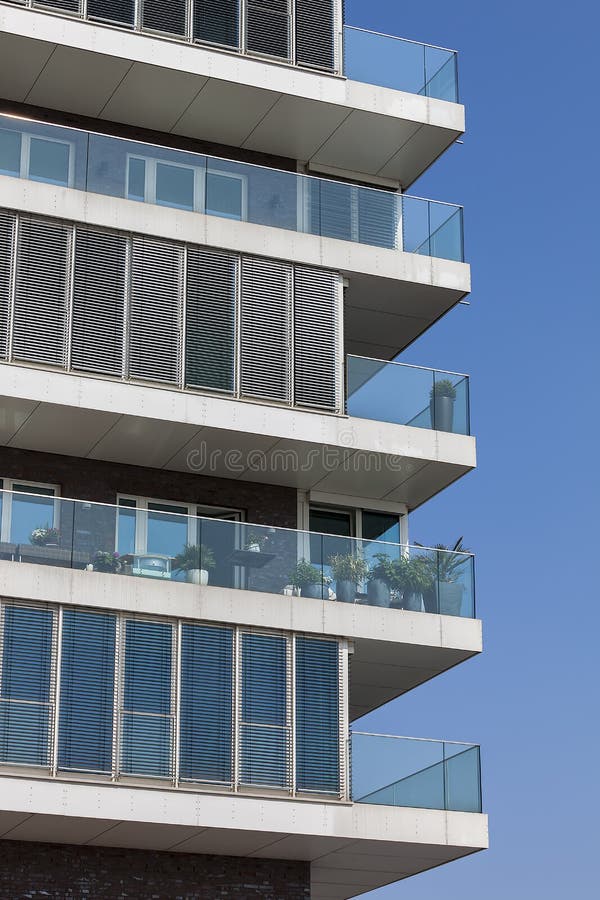 Nuovo edificio in condominio moderno immagini stock libere da diritti Nuovo edificio in condominio moderno immagini stock libere da diritti