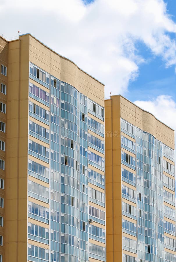 Nuovo edificio residenziale Nel 2014 gli edifici residenziali sono stati costruiti in numero record in Russia fotografie stock libere da diritti Nuovo edificio residenziale Nel 2014 gli edifici residenziali sono stati costruiti in numero record in Russia fotografie stock libere da diritti