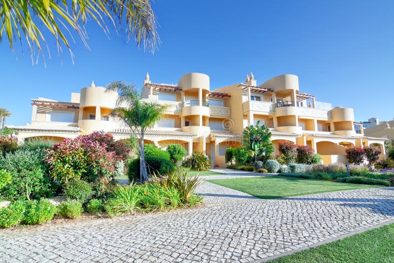 Nuovo hotel moderno della villa per una festa con la famiglia. Qu immagini stock Nuovo hotel moderno della villa per una festa con la famiglia. Qu immagini stock