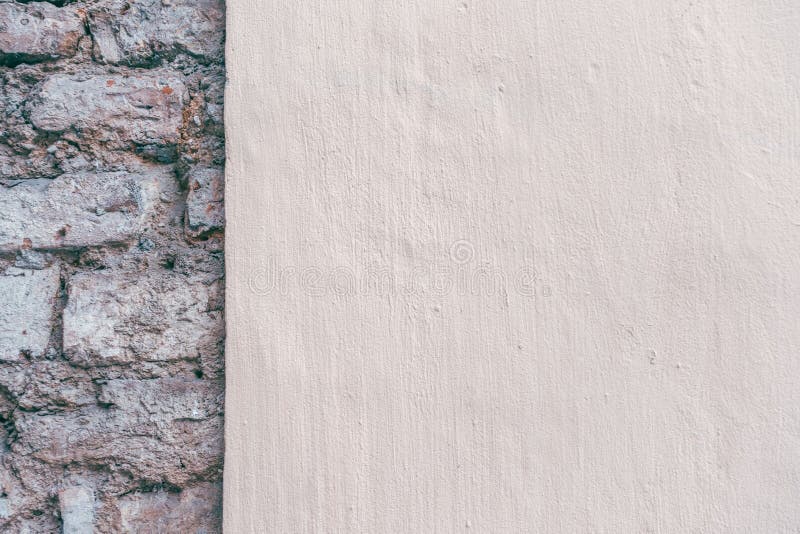 Nuovo muro di plastica dipinto di beige con un vecchio sfondo in mattoni immagini stock libere da diritti Nuovo muro di plastica dipinto di beige con un vecchio sfondo in mattoni immagini stock libere da diritti