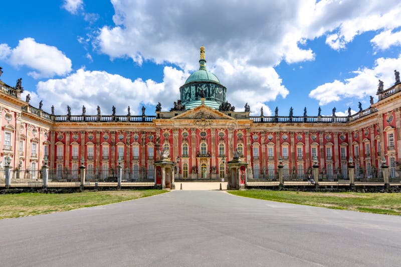Nuovo palazzo Neues Palais nel parco di Sanssouci, Potsdam, Germania fotografia stock Nuovo palazzo Neues Palais nel parco di Sanssouci, Potsdam, Germania fotografia stock