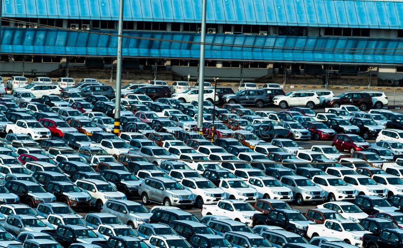 Nuovo parcheggio in una fila al parcheggio della fabbrica Azione di inventario di commerciante dell'automobile Industria automobi