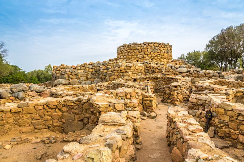 Nuraghe Prisgiona κοντά σε Arzachena στοκ φωτογραφίες με δικαίωμα ελεύθερης χρήσης Nuraghe Prisgiona κοντά σε Arzachena στοκ φωτογραφίες με δικαίωμα ελεύθερης χρήσης