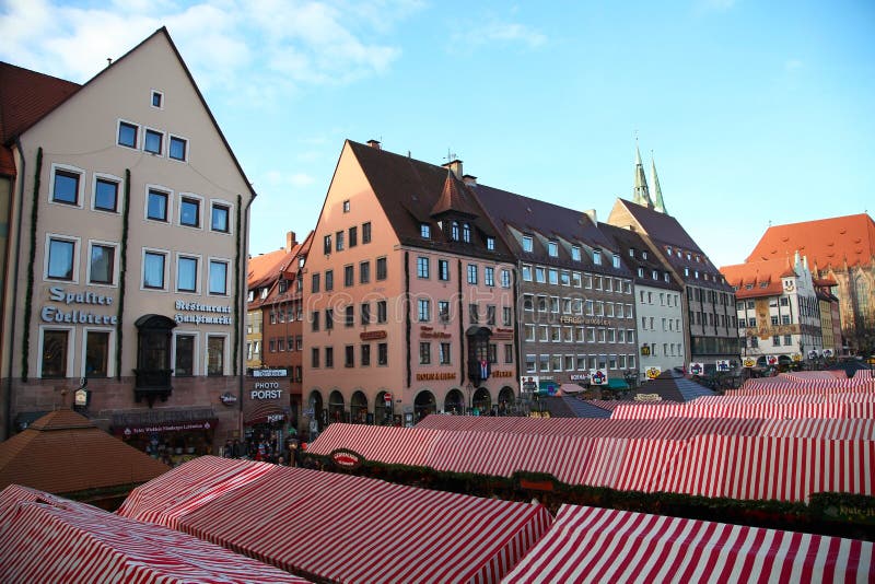 NUREMBERG, ALEMANIA - 23 DE DICIEMBRE DE 2013: La Navidad más famosa justa en Alemania Christkindlesmarkt en Nuremberg, Alemania fotografía de archivo libre de regalías NUREMBERG, ALEMANIA - 23 DE DICIEMBRE DE 2013: La Navidad más famosa justa en Alemania Christkindlesmarkt en Nuremberg, Alemania fotografía de archivo libre de regalías