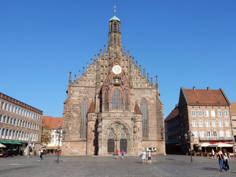 Nuremberg, Frauenkirche - de Katholieke recente Gotische architectuur van de Zaalkerk ingebouwde baksteen, Duitsland royalty-vrije stock afbeeldingen Nuremberg, Frauenkirche - de Katholieke recente Gotische architectuur van de Zaalkerk ingebouwde baksteen, Duitsland royalty-vrije stock afbeeldingen