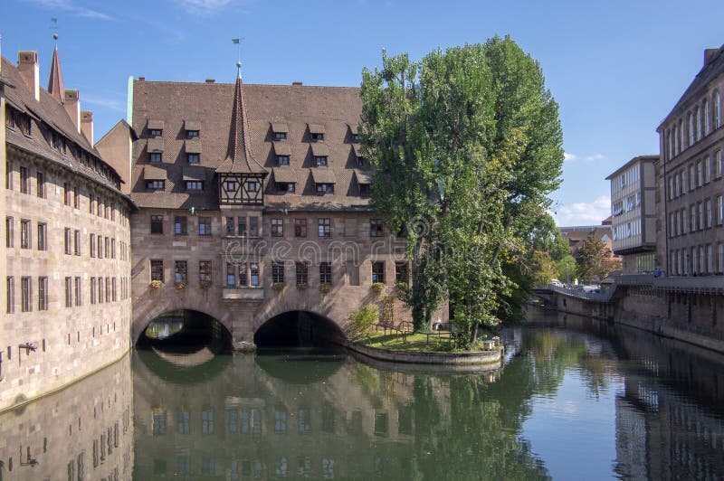 Nuremberg, NIEMCY, Wrzesień/- 17, 2018: Heilig-Geist-Spital, hospicjum Świętego ducha piękny historyczny bulding na Pegnitz obraz stock Nuremberg, NIEMCY, Wrzesień/- 17, 2018: Heilig-Geist-Spital, hospicjum Świętego ducha piękny historyczny bulding na Pegnitz obraz stock