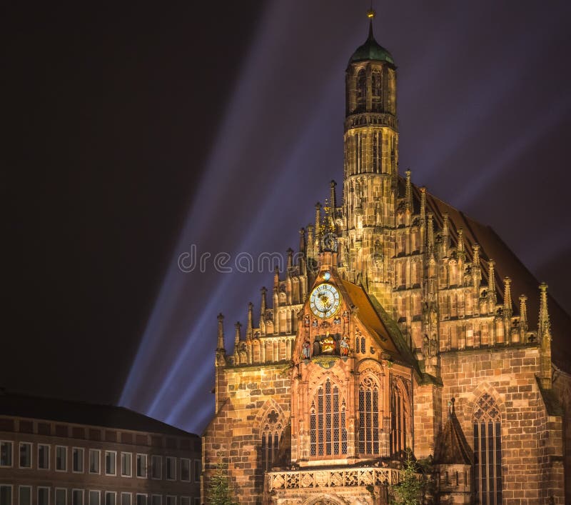 Norimberk, Německo, laserové světlo v Kostele panny marie (Frauenkirche).