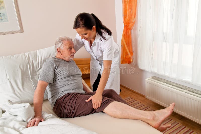 Un infermiere in età di cura per gli anziani nelle case di riposo.