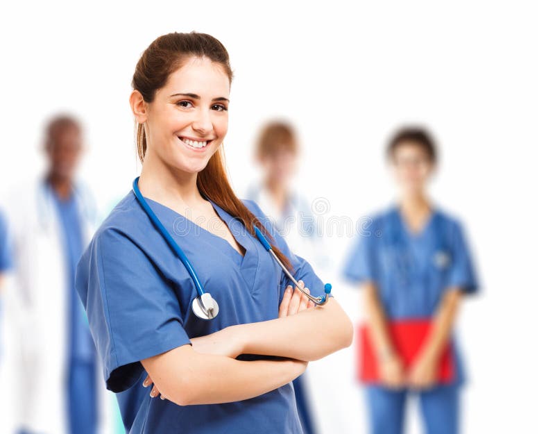 Ritratto di sorridente giovane infermiera anteriore della sua squadra.
