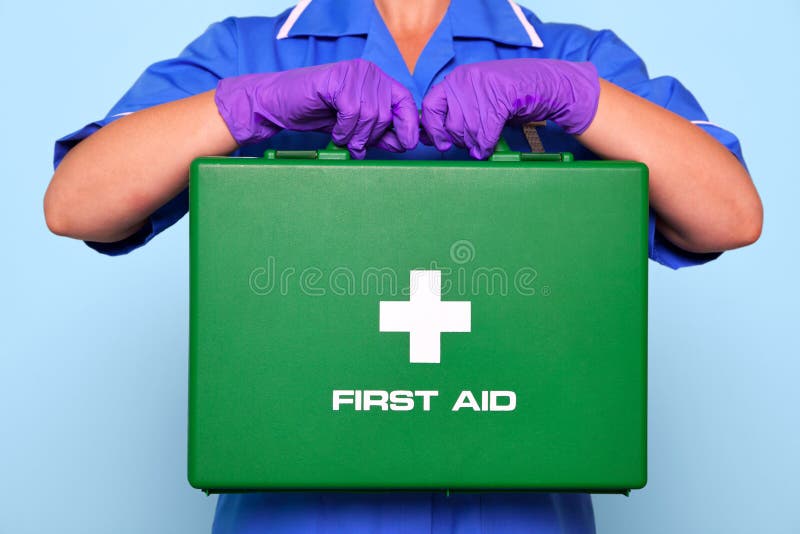 De enfermero en uniforme posesión verde primeros auxilios.