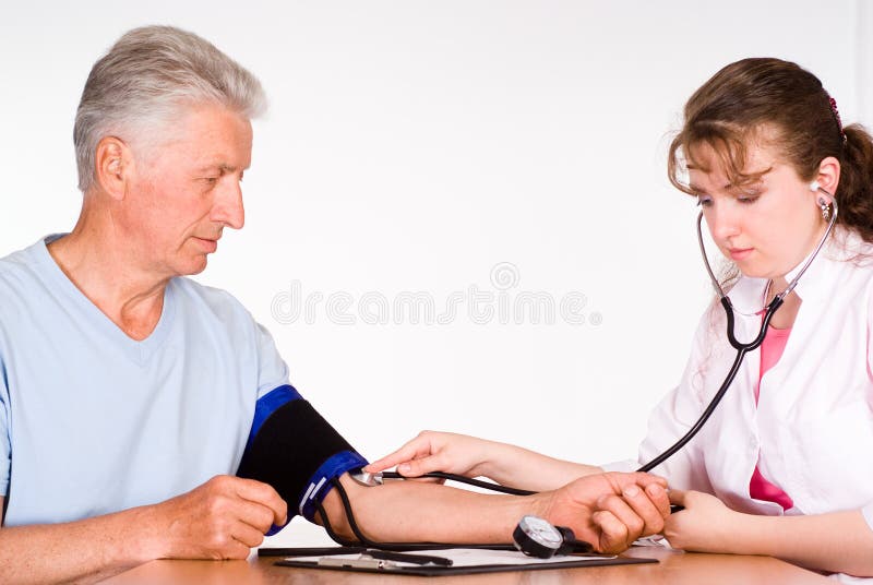 Enfermero sobre el mesa sobre el blanco.