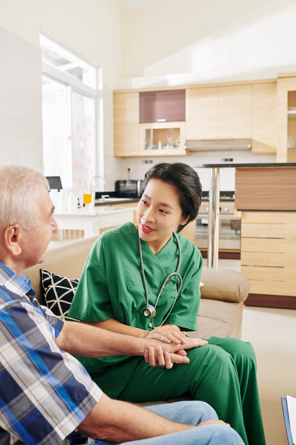 Nurse talking to senior patient at home royalty free stock image Nurse talking to senior patient at home royalty free stock image