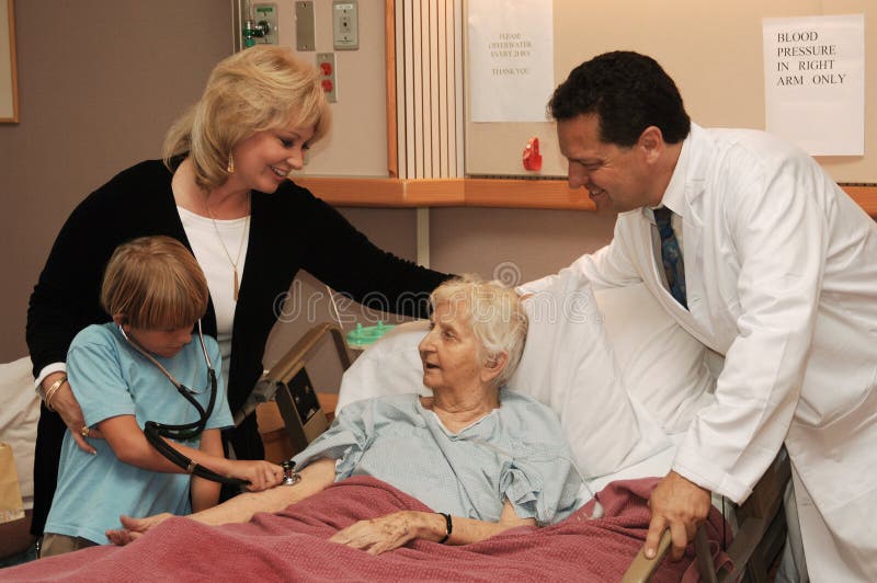 Mutter und Sohn besuchen Großmutter im Pflegeheim Bett mit Arzt.