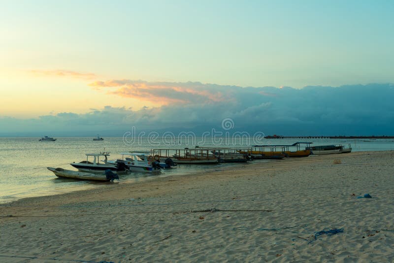 Nusa penida, Bali strand med dramatisk himmel och solnedgång royaltyfri foto Nusa penida, Bali strand med dramatisk himmel och solnedgång royaltyfri foto