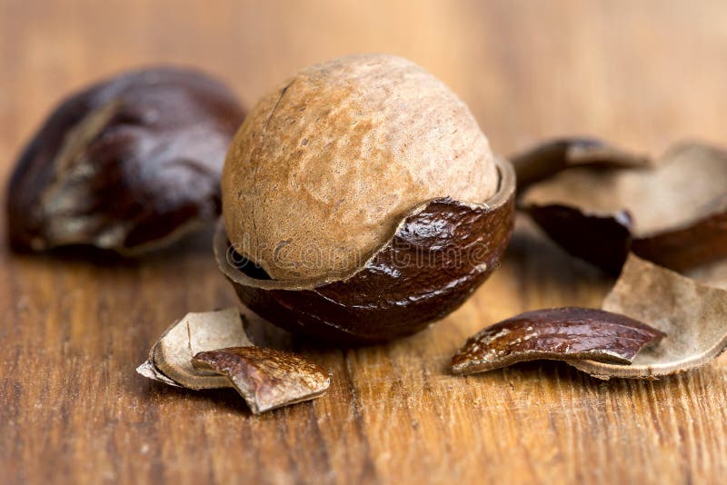 Nutmeg w roztrzaskanym nutshell fotografia stock Nutmeg w roztrzaskanym nutshell fotografia stock
