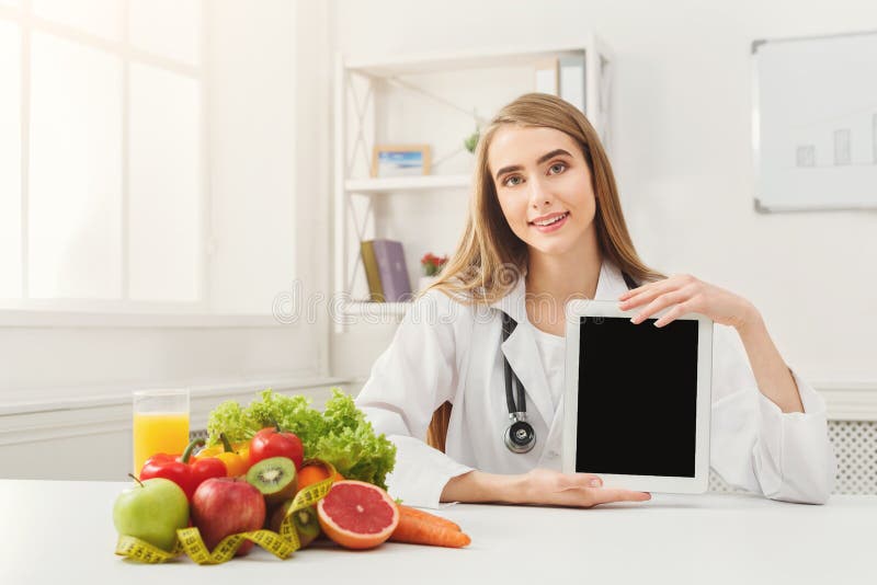 Nutricionista del doctor y sostener la tableta digital imágenes de archivo libres de regalías Nutricionista del doctor y sostener la tableta digital imágenes de archivo libres de regalías