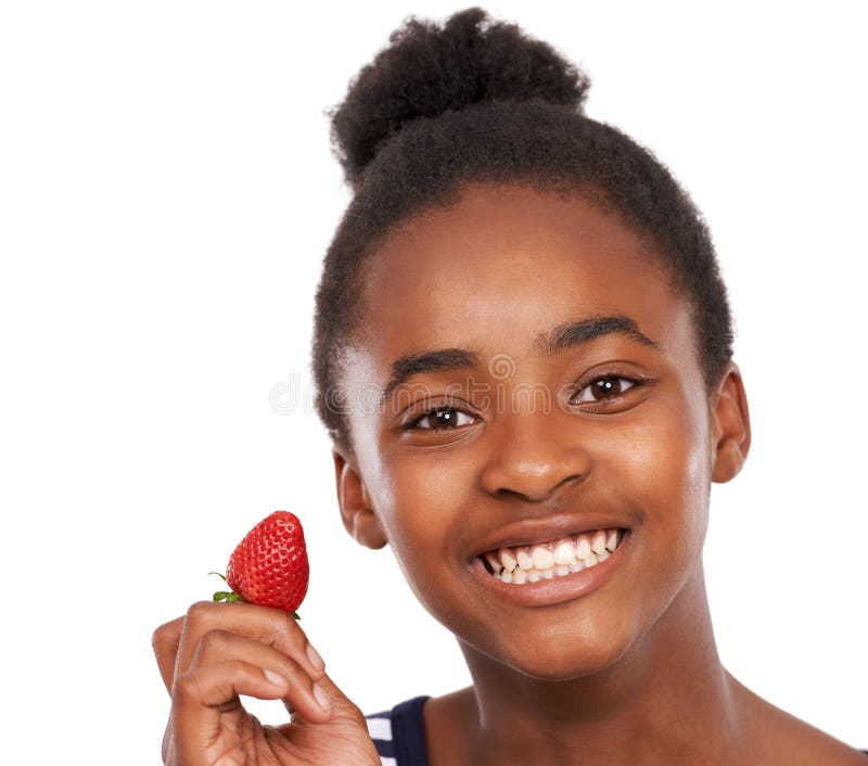 Sănătate nutrițională și portret pentru fete și căpșuni în studiouri pentru bunăstarea zâmbetelor și dietă. autoîngrijire alimenta stock image