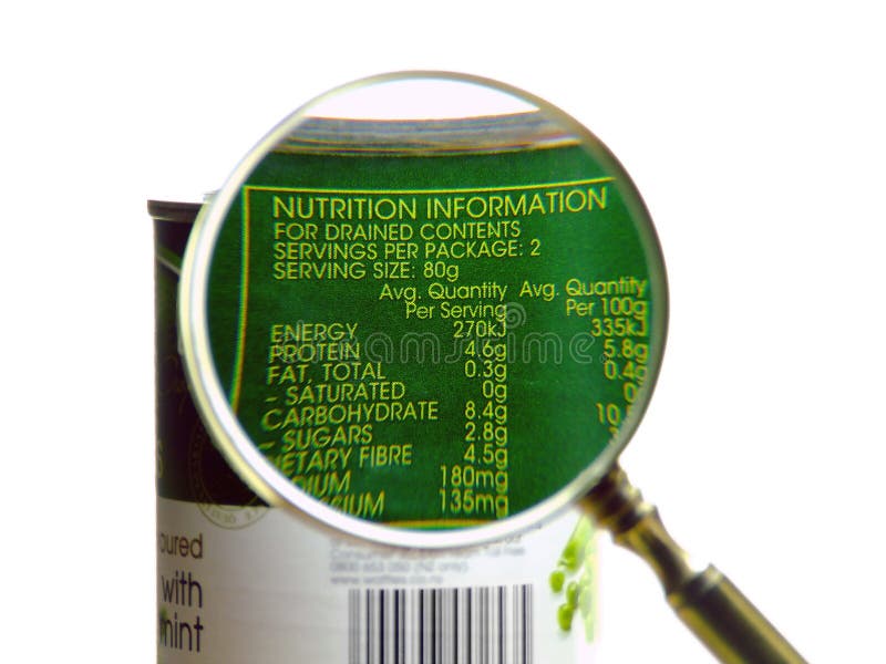 Nutriční fakta vytištěn na etiketě může hrachu při pohledu přes zvětšovací sklo.