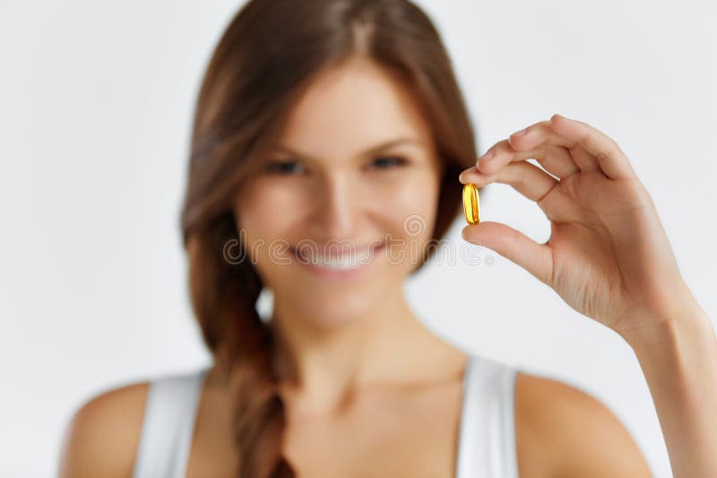 nutrition Style de vie sain Femme tenant la pilule avec l'huile de poisson O
