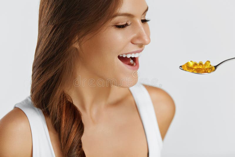 nutrition Vitaminas Comer saudável Mulher que come comprimidos com Fis imagem de stock nutrition Vitaminas Comer saudável Mulher que come comprimidos com Fis imagem de stock