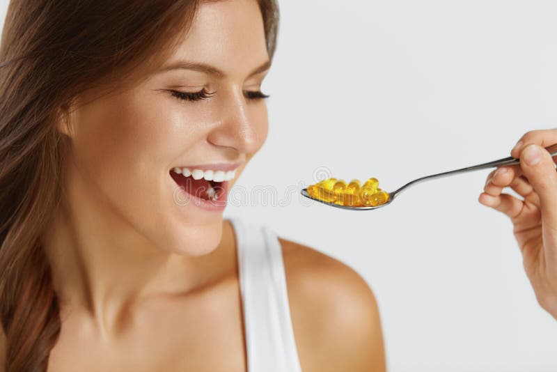 nutrition Vitaminas Comer saudável Mulher que come comprimidos com Fis fotos de stock nutrition Vitaminas Comer saudável Mulher que come comprimidos com Fis fotos de stock
