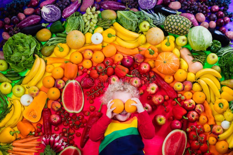 Nutriție sănătoasă a fructelor și legumelor pentru copii stock images