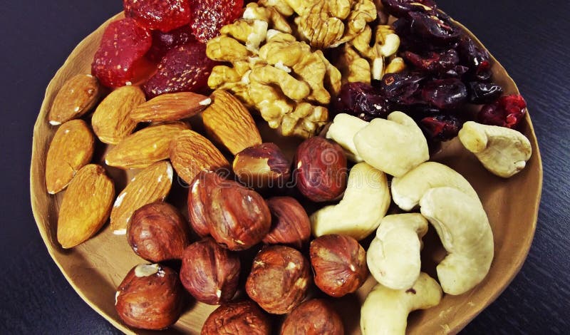 Nuts torkade frukter. Läcker och sund uppsättning av muttrar och torkade frukter