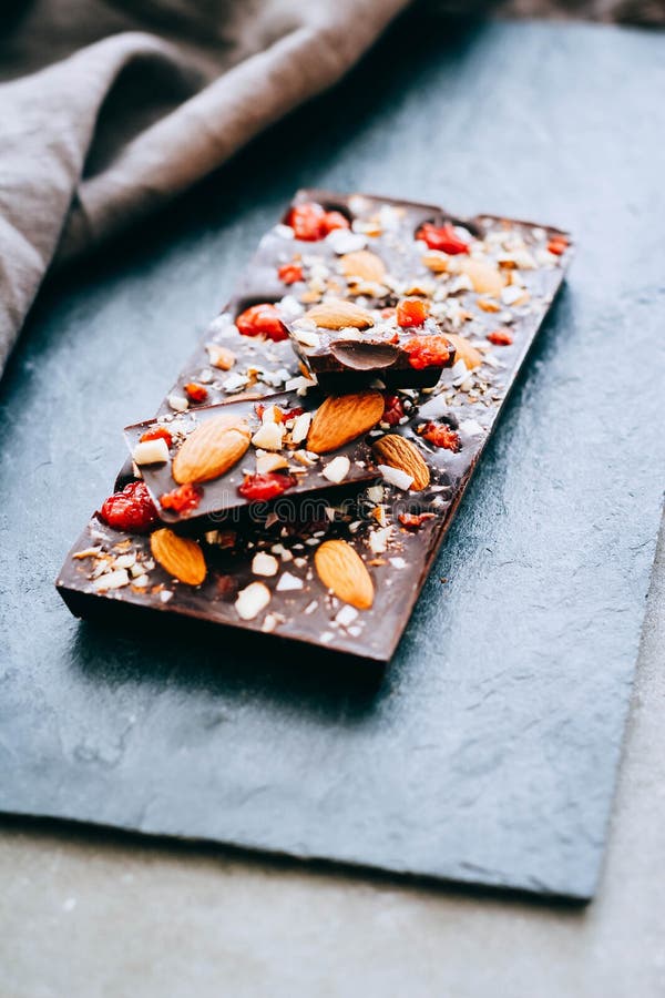 Nuttige ruwe chocolade met amandelen royalty-vrije stock fotografie Nuttige ruwe chocolade met amandelen royalty-vrije stock fotografie